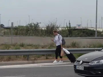 Rakitic abandona el aeropuerto de El Prat a pie Rakitic abandona el aeropuerto de El Prat a pie