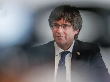La Fiscalía rebaja a un año y medio la petición de prisión para los Mossos que acompañaron a Puigdemont de Finlandia a Bélgica. La Fiscalía rebaja a un año y medio la petición de prisión para los Mossos que acompañaron a Puigdemont de Finlandia a Bélgica.