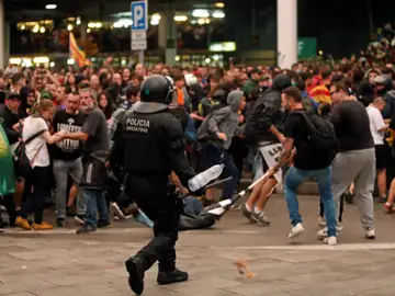 Un mosso d'esquadra durante una de las cargas contra las miles de personas se agolpan ante el Aeropuerto del Prat después de que la plataforma Tsunami Democràtic haya llamado a paralizar la actividad del aeropuerto, en protesta por la condena a los líderes del 'procés'. Un mosso d'esquadra durante una de las cargas contra las miles de personas se agolpan ante el Aeropuerto del Prat después de que la plataforma Tsunami Democràtic haya llamado a paralizar la actividad del aeropuerto, en protesta por la condena a los líderes del 'procés'.
