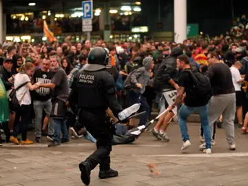 Un mosso d'esquadra durante una de las cargas contra las miles de personas se agolpan ante el Aeropuerto del Prat después de que la plataforma Tsunami Democràtic haya llamado a paralizar la actividad del aeropuerto, en protesta por la condena a los líderes del 'procés'. Un mosso d'esquadra durante una de las cargas contra las miles de personas se agolpan ante el Aeropuerto del Prat después de que la plataforma Tsunami Democràtic haya llamado a paralizar la actividad del aeropuerto, en protesta por la condena a los líderes del 'procés'.