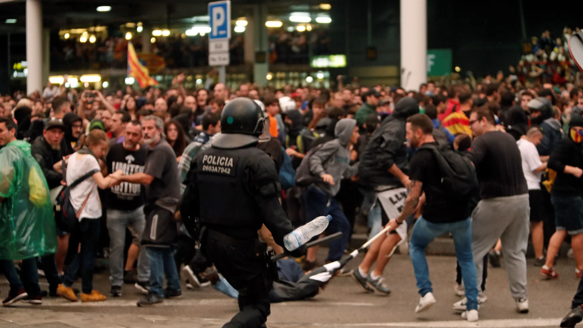 Un mosso d'esquadra durante una de las cargas contra las miles de personas se agolpan ante el Aeropuerto del Prat después de que la plataforma Tsunami Democràtic haya llamado a paralizar la actividad del aeropuerto, en protesta por la condena a los líderes del 'procés'. Un mosso d'esquadra durante una de las cargas contra las miles de personas se agolpan ante el Aeropuerto del Prat después de que la plataforma Tsunami Democràtic haya llamado a paralizar la actividad del aeropuerto, en protesta por la condena a los líderes del 'procés'.