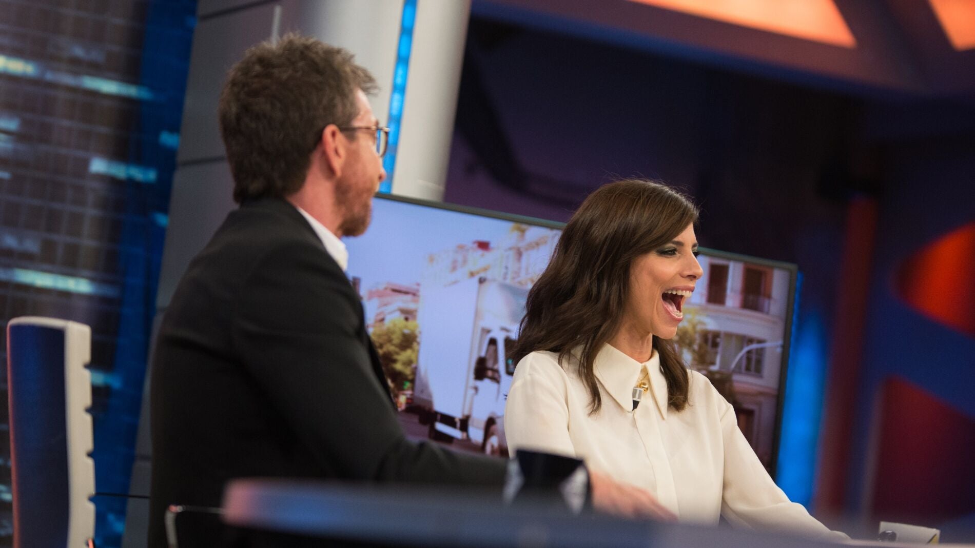 Maribel Verdú juega en 'El Hormiguero 3.0' a encontrar las diferencias en cuadros de crímenes muy 'reales'