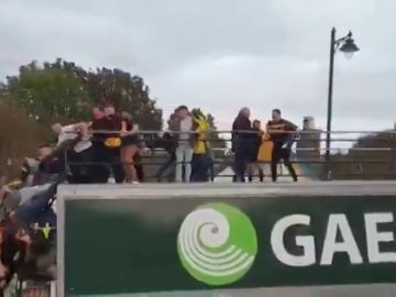  La accidentada celebración de un equipo de fútbol irlandés que pudo acabar en tragedia