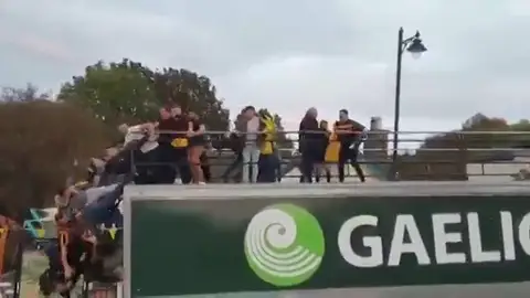 La accidentada celebración de un equipo de fútbol irlandés que pudo acabar en tragedia La accidentada celebración de un equipo de fútbol irlandés que pudo acabar en tragedia