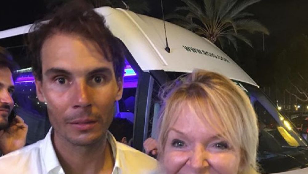 Rafa Nadal, con una fan durante su despedida de soltero