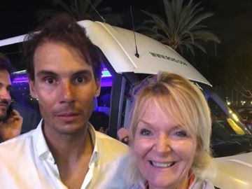 Rafa Nadal, con una fan durante su despedida de soltero