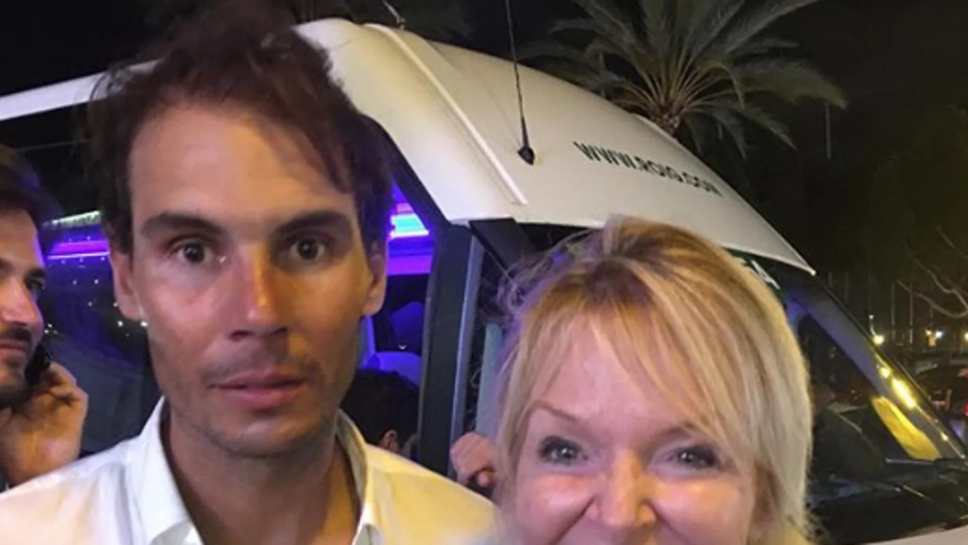 Rafa Nadal, con una fan durante su despedida de soltero Rafa Nadal, con una fan durante su despedida de soltero