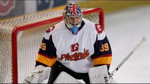 Peter Chech debutando como portero de hockey Hockey Hielo