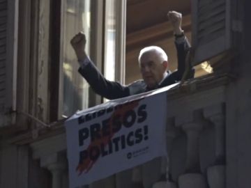 ERC coloca una pancarta en solidaridad con los condenados en la fachada del ayuntamiento de Barcelona