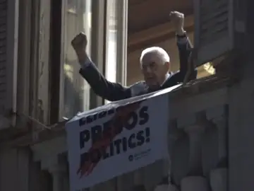 ERC coloca una pancarta en solidaridad con los condenados en la fachada del ayuntamiento de Barcelona ERC coloca una pancarta en solidaridad con los condenados en la fachada del ayuntamiento de Barcelona