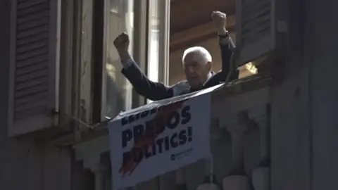 ERC coloca una pancarta en solidaridad con los condenados en la fachada del ayuntamiento de Barcelona ERC coloca una pancarta en solidaridad con los condenados en la fachada del ayuntamiento de Barcelona