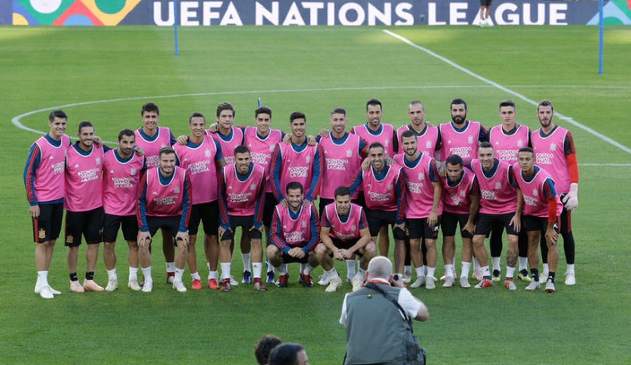 Los jugadores de la selección posan vestidos de rosa. Los jugadores de la selección posan vestidos de rosa.