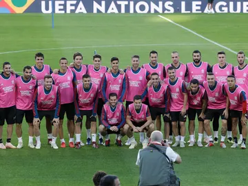 Los jugadores de la selección posan vestidos de rosa. Los jugadores de la selección posan vestidos de rosa.