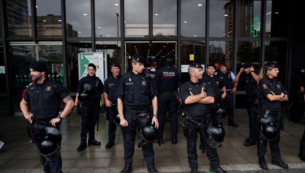 Mossos d'Esquadra en la estación de Sants