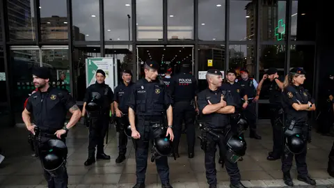 Mossos d'Esquadra en la estación de Sants Mossos d'Esquadra en la estación de Sants