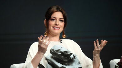 La reacción de Anne Hathaway al saber que Zoë Kravitz será Catwoman junto a Robert Pattinson en 'The Batman' 