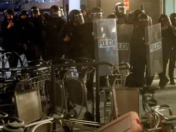 Policías antidisturbios durante los altercados que se han producido en el parking del aeropuerto El Prat Policías antidisturbios durante los altercados que se han producido en el parking del aeropuerto El Prat