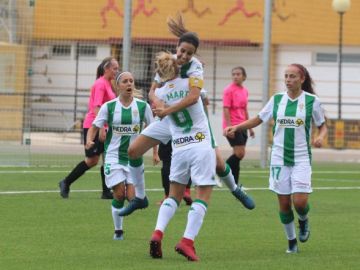 Jugadoras del Córdoba CF femenino celebrando un gol 