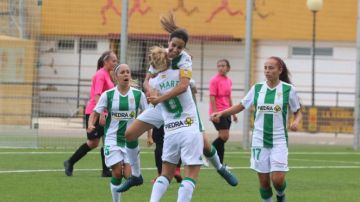 Jugadoras del Córdoba CF femenino celebrando un gol 