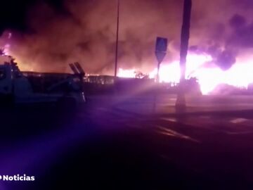 REEMPLAZO Un incendio en un asentamiento de inmigrantes en Lepe destruye 400 chabolas y obliga a evacuar a 300 personas 