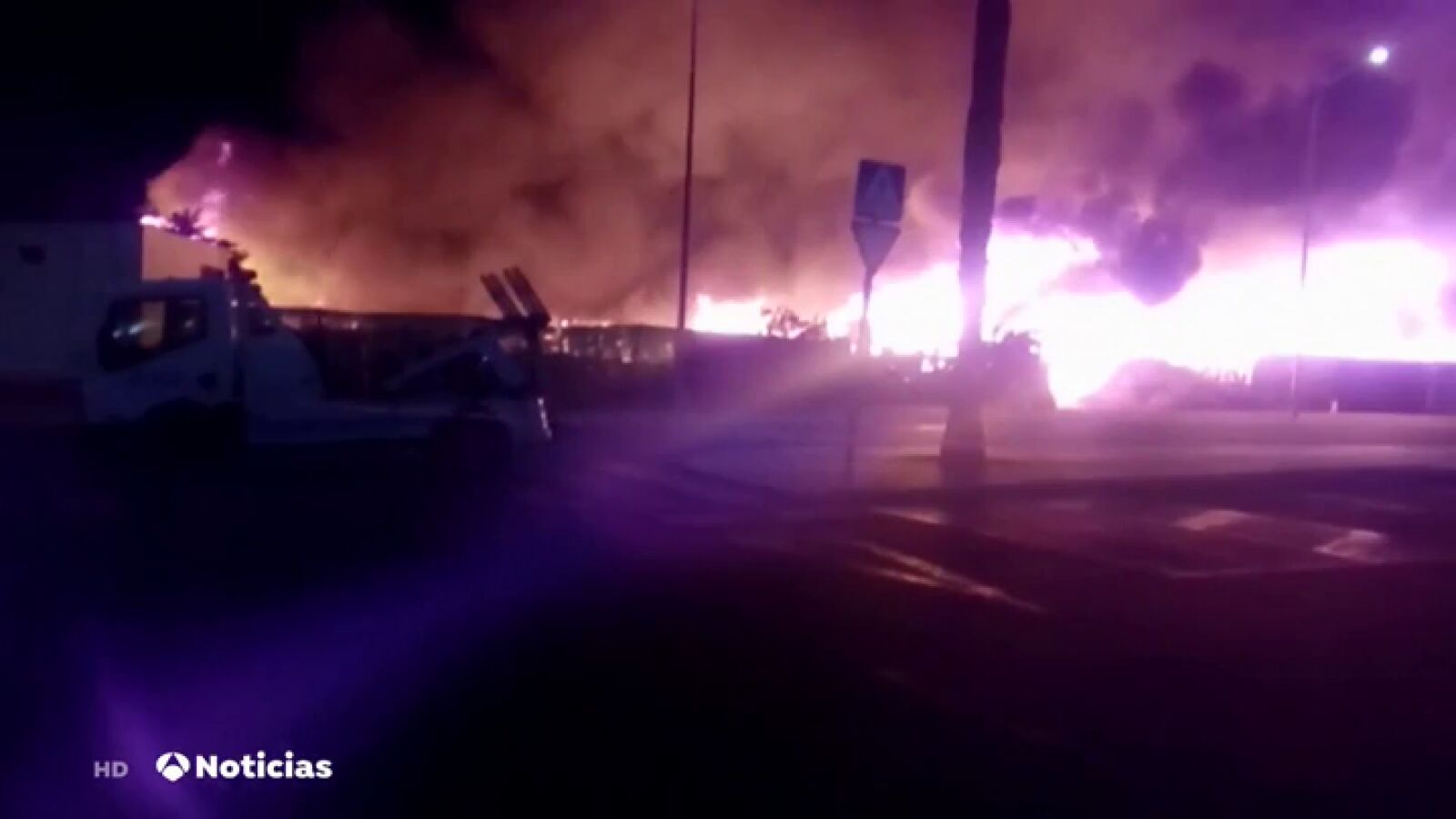Un incendio calcina unas 120 chabolas de un asentamiento de inmigrantes en Huelva