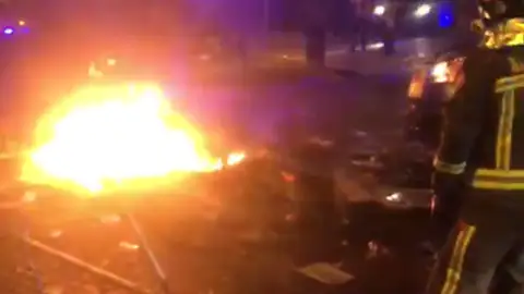 Tensión entre Policía y manifestantes a las puertas de la delegación del Gobierno Tensión entre Policía y manifestantes a las puertas de la delegación del Gobierno