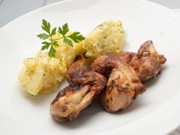 Codornices asadas con puré de patata al alioli Codornices asadas con puré de patata al alioli