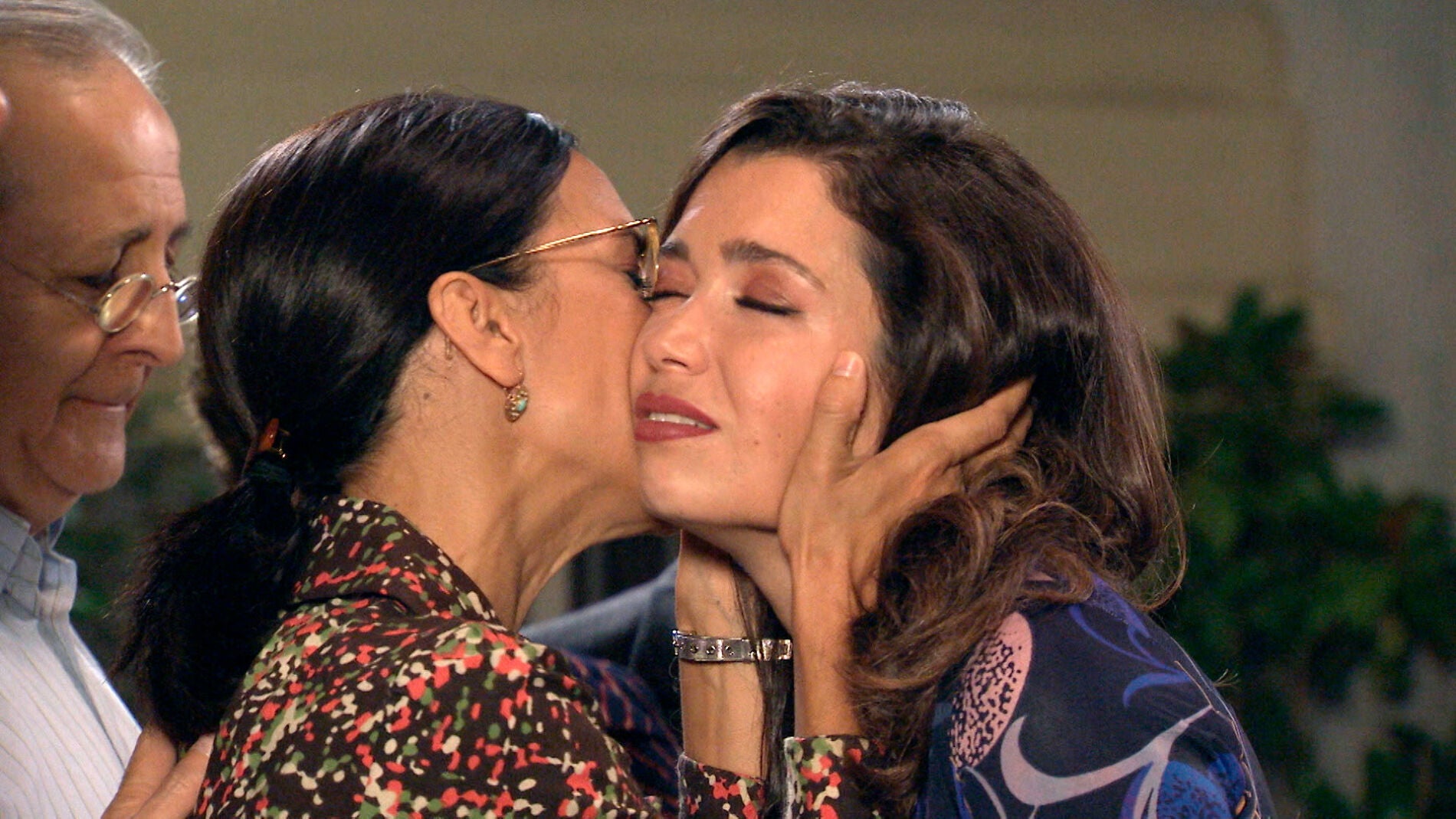 Emocionada y agradecida, Amelia se despide de los Gómez