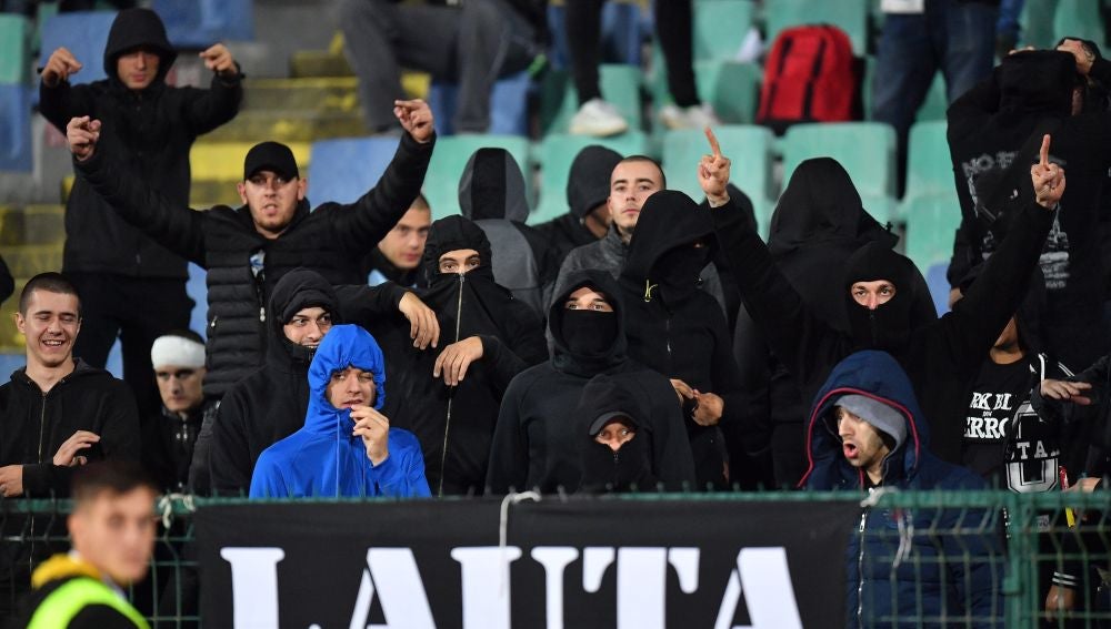 Aficionados de Bulgaria en la grada durante el partido ante Inglaterra