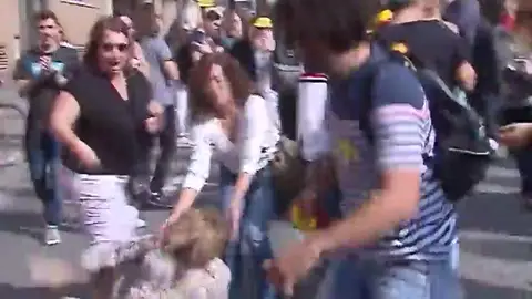Detenido el agresor de una señora que exhibió una bandera española en Tarragona Detenido el agresor de una señora que exhibió una bandera española en Tarragona