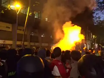 Continua la tensión en Barcelona: los manifestantes intentan romper el cordón policial en la Delegación del Gobierno Continua la tensión en Barcelona: los manifestantes intentan romper el cordón policial en la Delegación del Gobierno