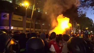 Continua la tensión en Barcelona: los manifestantes intentan romper el cordón policial en la Delegación del Gobierno Continua la tensión en Barcelona: los manifestantes intentan romper el cordón policial en la Delegación del Gobierno