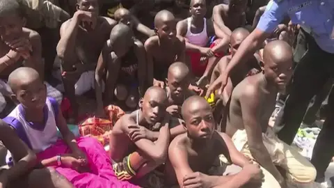 La policía de Nigeria rescata a 67 personas, la mayoría de ellas niños, encadenadas en una escuela islámica La policía de Nigeria rescata a 67 personas, la mayoría de ellas niños, encadenadas en una escuela islámica