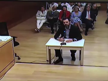 El yerno de la viuda del expresidente de la CAM y único acusado de su crimen, entre sollozos: "Prefiero no declarar" El yerno de la viuda del expresidente de la CAM y único acusado de su crimen, entre sollozos: "Prefiero no declarar"