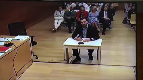 El yerno de la viuda del expresidente de la CAM y único acusado de su crimen, entre sollozos: "Prefiero no declarar" El yerno de la viuda del expresidente de la CAM y único acusado de su crimen, entre sollozos: "Prefiero no declarar"