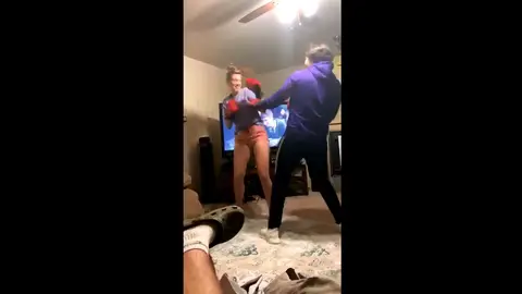 Pareja en pleno combate de boxeo que se ha hecho viral Pareja en pleno combate de boxeo que se ha hecho viral