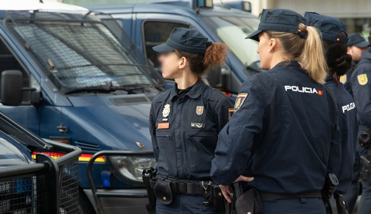 Dos mujeres agentes de la Policía Nacional Dos mujeres agentes de la Policía Nacional