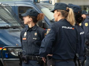 Dos mujeres agentes de la Policía Nacional