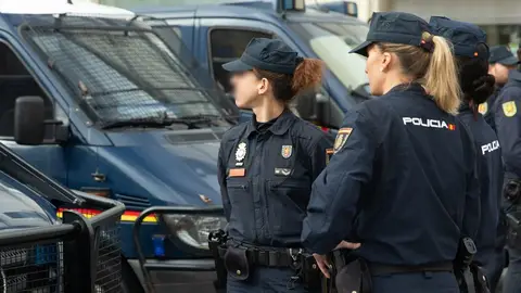 Dos mujeres agentes de la Policía Nacional Dos mujeres agentes de la Policía Nacional
