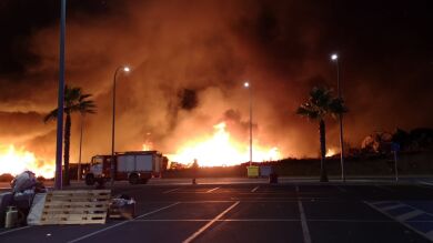 Un incendio en un asentamiento de inmigrantes en Lepe destruye 400 chabolas y obliga a evacuar a 300 personas