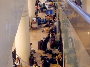 ientos de viajeros permanecen atrapados en el Aeropuerto de El Prat