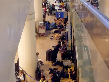 ientos de viajeros permanecen atrapados en el Aeropuerto de El Prat ientos de viajeros permanecen atrapados en el Aeropuerto de El Prat