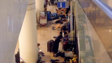 ientos de viajeros permanecen atrapados en el Aeropuerto de El Prat ientos de viajeros permanecen atrapados en el Aeropuerto de El Prat