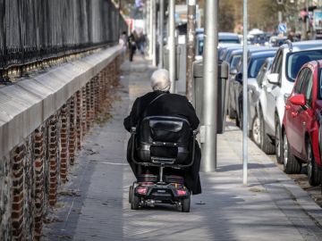 mujer en silla de ruedas