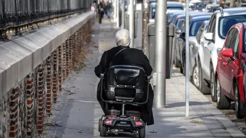 mujer en silla de ruedas mujer en silla de ruedas