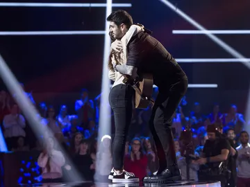 Melendi consigue la dulce voz de Lucie Labays: “Ha hecho una versión sumamente personal y complicada” Melendi consigue la dulce voz de Lucie Labays: “Ha hecho una versión sumamente personal y complicada”