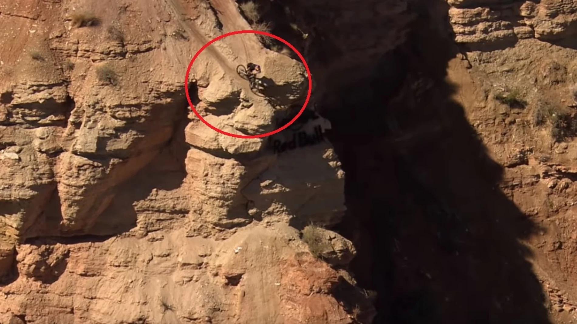 Un rider en plena acción en el Red Bull Rampage Un rider en plena acción en el Red Bull Rampage