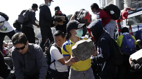 Un grupo de personas usa mascarillas sanitarias en las labores de limpieza Un grupo de personas usa mascarillas sanitarias en las labores de limpieza