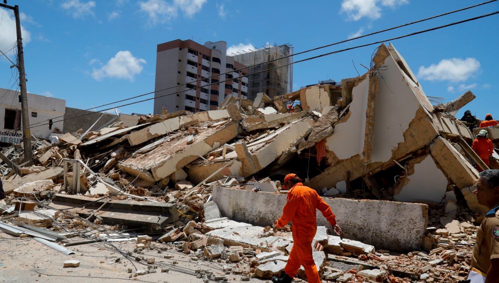Fotografía de los escombros tras el derrumbe de un edificio residencial de siete pisos