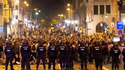 Policías antidisturbios frente a los manifestantes concentrados en la Via Laietana de Barcelona Policías antidisturbios frente a los manifestantes concentrados en la Via Laietana de Barcelona